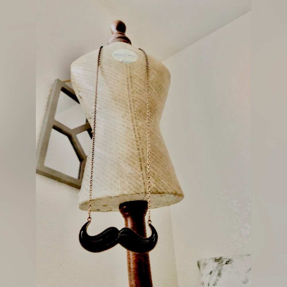 015Vintage mustache necklace